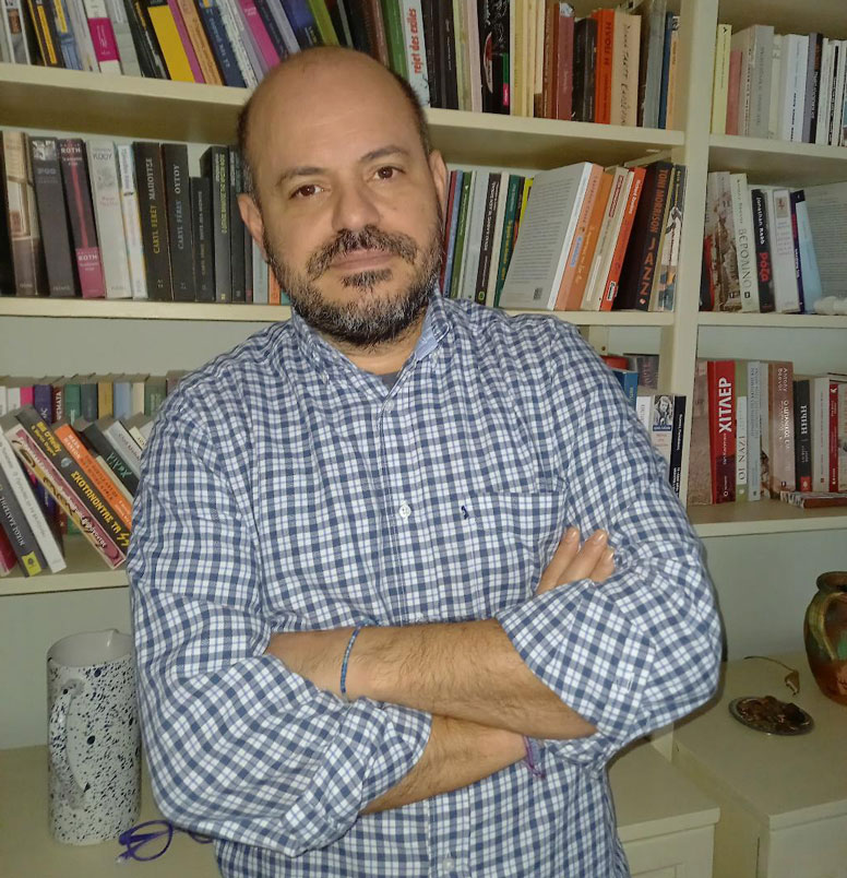 Profile picture of Lefteris Papagiannakis in front of bookshelf